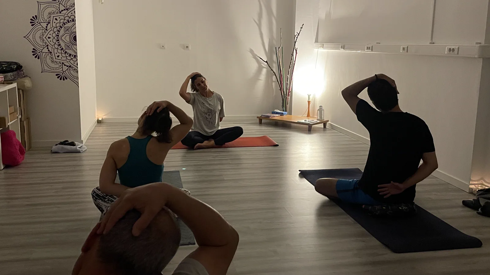 Aula de Yoga no estúdio do Shala Academia